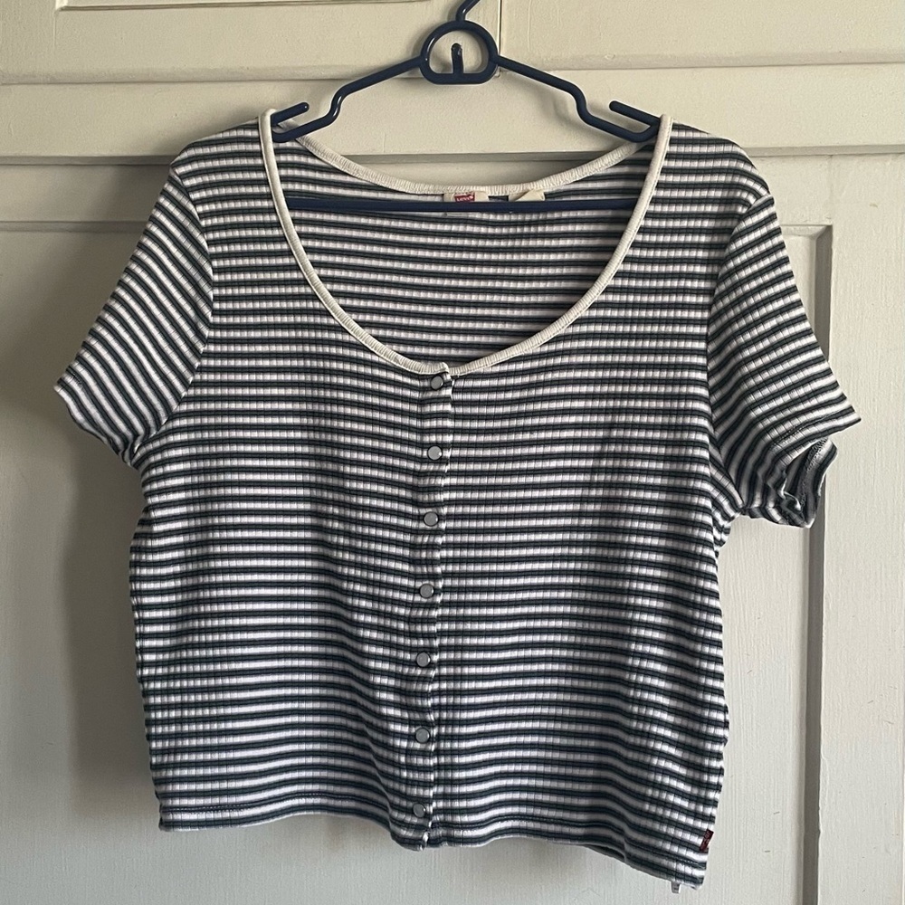 Levi’s Short Sleeve Britt Snap Front Top. Pre-Owned. - Picture 4 of 14